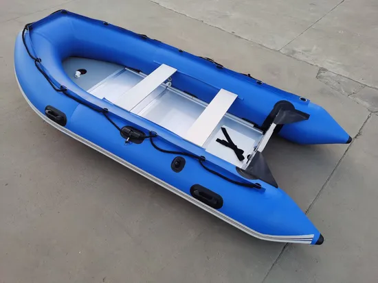 훈련용 선외 모터가 장착된 구명정